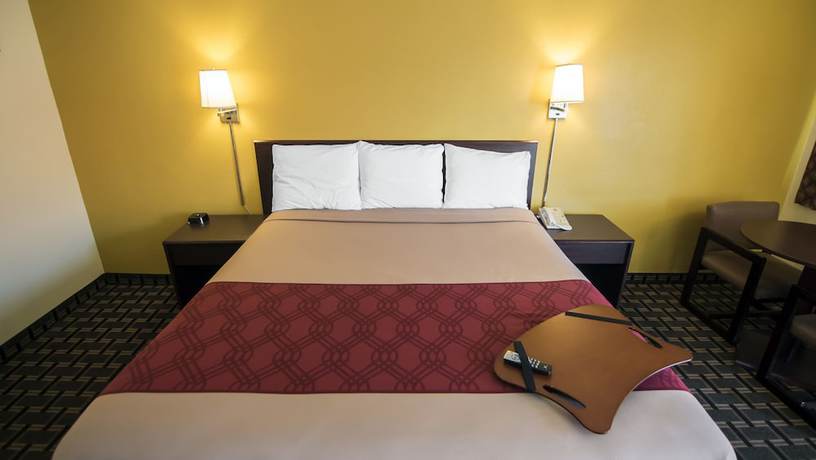 Imagen de la habitación del Hotel Super 8 by Wyndham Albuquerque Downtown. Foto 3