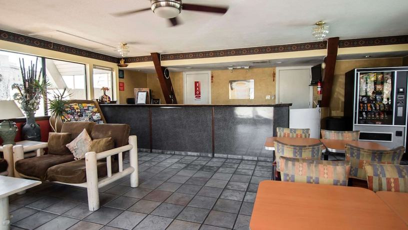 Imagen de los interiores del Hotel Super 8 by Wyndham Albuquerque Downtown. Foto 18