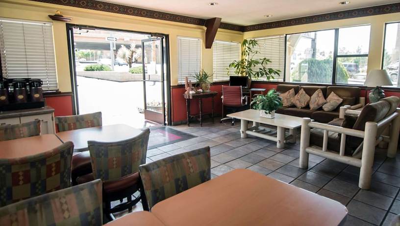 Imagen de los interiores del Hotel Super 8 by Wyndham Albuquerque Downtown. Foto 19