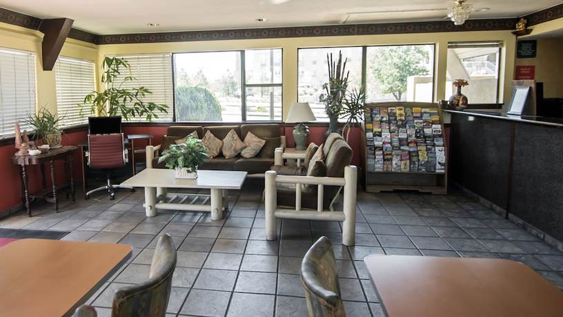 Imagen de los interiores del Hotel Super 8 by Wyndham Albuquerque Downtown. Foto 20