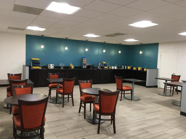 Imagen del bar/restaurante del Hotel Super 8 by Wyndham Alexandria/Washington D.C. Area. Foto 2
