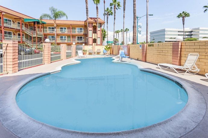 Imagen de la piscina del Hotel Super 8 by Wyndham Anaheim/Disneyland Drive. Foto 15