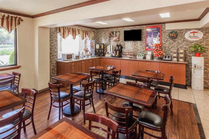 Imagen del bar/restaurante del Hotel Super 8 by Wyndham Anaheim/Disneyland Drive. Foto 3