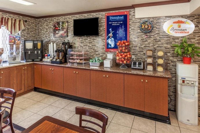 Imagen del bar/restaurante del Hotel Super 8 by Wyndham Anaheim/Disneyland Drive. Foto 4