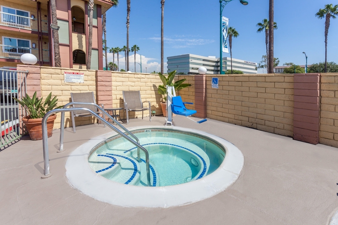 Imagen de los exteriores del Hotel Super 8 by Wyndham Anaheim/Disneyland Drive. Foto 14