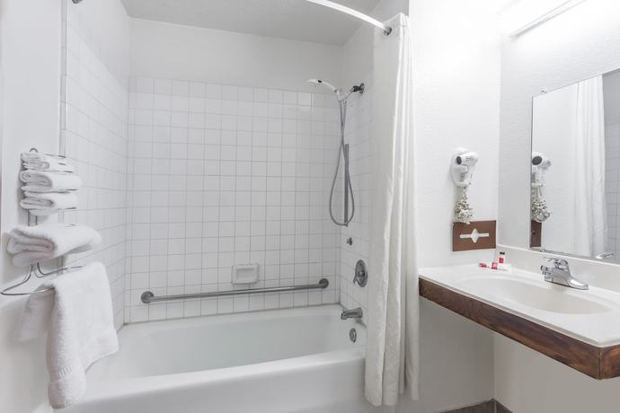 Imagen de la habitación del Hotel Super 8 by Wyndham Arcata. Foto 12