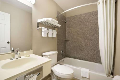 Imagen de la habitación del Hotel Super 8 by Wyndham Ardmore. Foto 3
