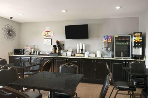 Imagen del bar/restaurante del Hotel Super 8 by Wyndham Ardmore. Foto 2