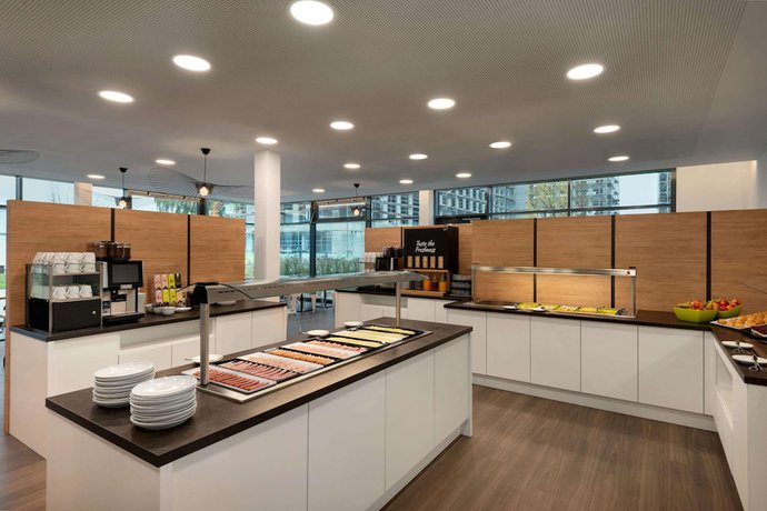 Imagen del bar/restaurante del Hotel Super 8 by Wyndham Augsburg. Foto 3