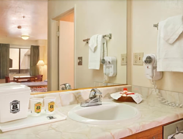 Imagen de la habitación del Hotel Super 8 by Wyndham Bakersfield South CA. Foto 8