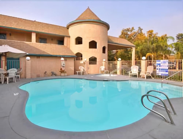 Imagen de la piscina del Hotel Super 8 by Wyndham Bakersfield South CA. Foto 15