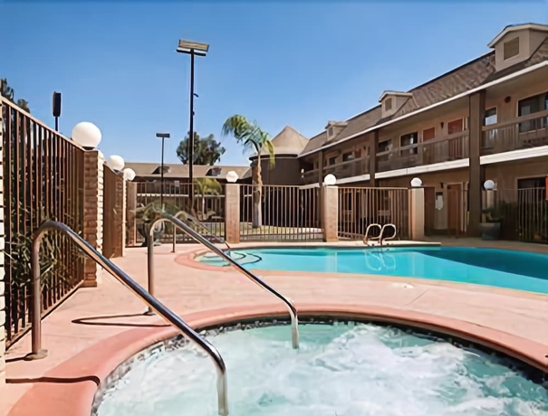 Imagen de la piscina del Hotel Super 8 by Wyndham Bakersfield South CA. Foto 16