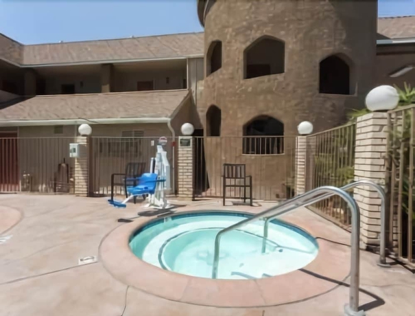 Imagen de la piscina del Hotel Super 8 by Wyndham Bakersfield South CA. Foto 17