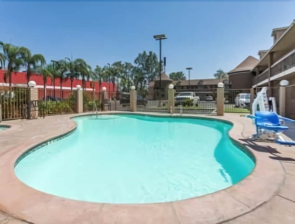 Imagen de la piscina del Hotel Super 8 by Wyndham Bakersfield South CA. Foto 18