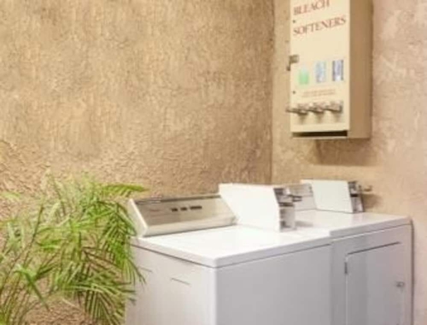 Imagen de los interiores del Hotel Super 8 by Wyndham Bakersfield South CA. Foto 13