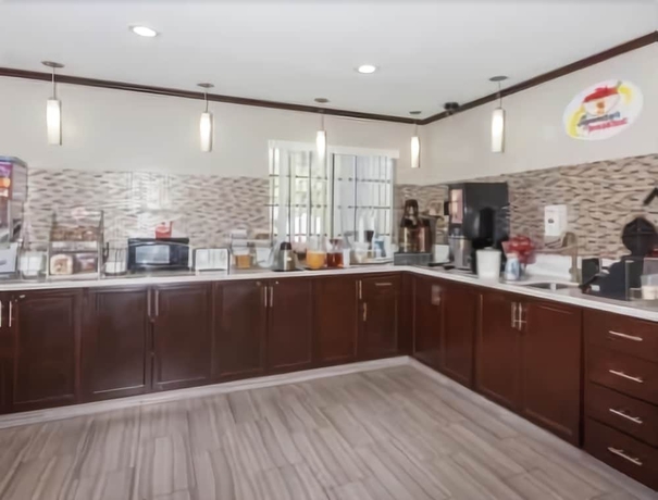 Imagen del bar/restaurante del Hotel Super 8 by Wyndham Bakersfield South CA. Foto 3