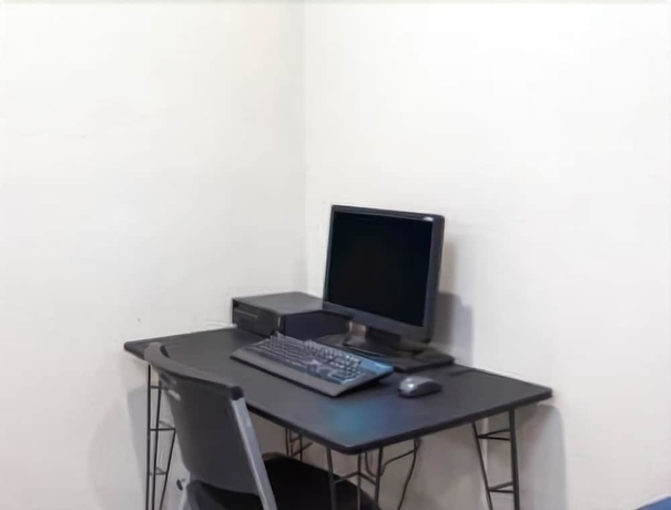 Imagen de los interiores del Hotel Super 8 by Wyndham Bakersfield South CA. Foto 14