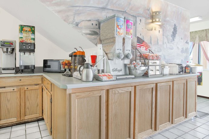 Imagen del bar/restaurante del Hotel Super 8 by Wyndham Bloomfield. Foto 3