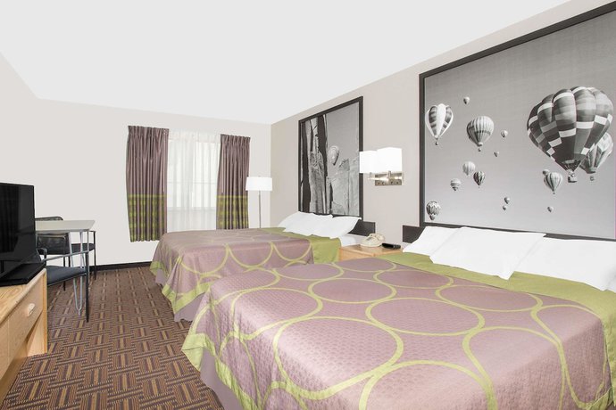 Imagen de la habitación del Hotel Super 8 by Wyndham Bloomfield. Foto 5