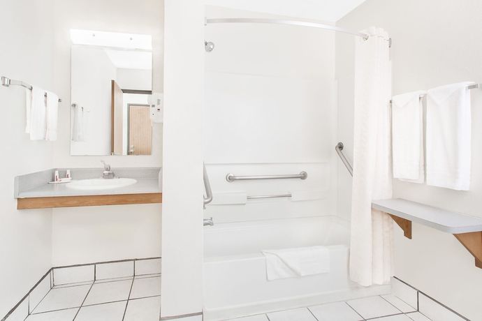 Imagen de la habitación del Hotel Super 8 by Wyndham Bloomfield. Foto 6