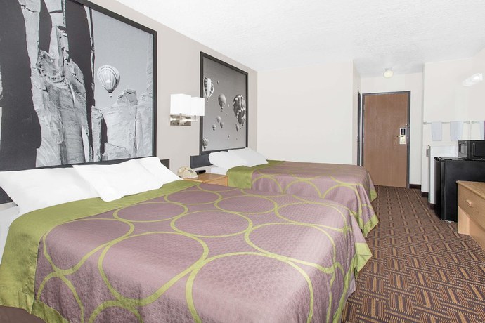 Imagen de la habitación del Hotel Super 8 by Wyndham Bloomfield. Foto 11