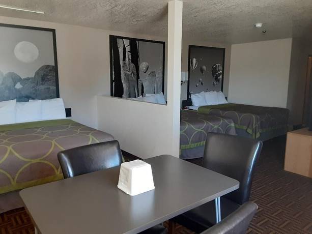 Imagen de la habitación del Hotel Super 8 by Wyndham Bloomfield. Foto 12