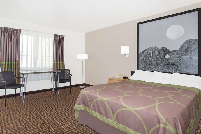 Imagen de la habitación del Hotel Super 8 by Wyndham Bloomfield. Foto 13