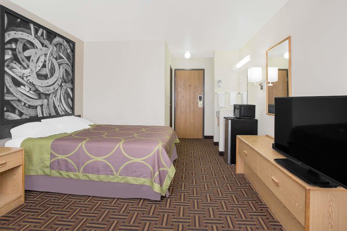 Imagen de la habitación del Hotel Super 8 by Wyndham Bloomfield. Foto 14