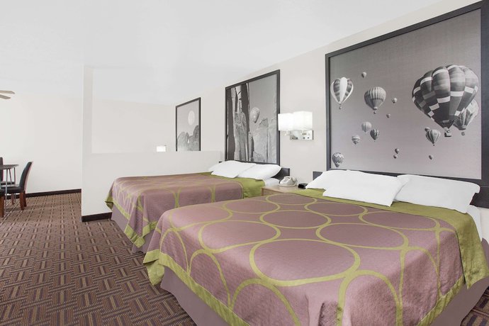 Imagen de la habitación del Hotel Super 8 by Wyndham Bloomfield. Foto 17