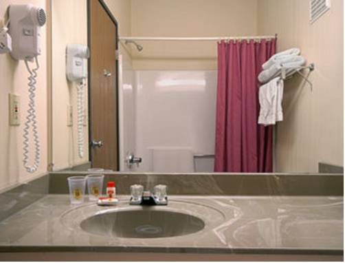 Imagen de la habitación del Hotel Super 8 by Wyndham Bloomington University Area. Foto 6