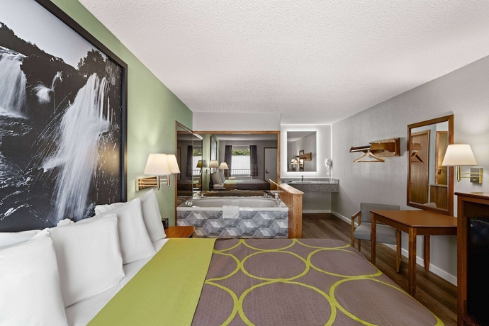 Imagen de la habitación del Hotel Super 8 by Wyndham Branson / Shepherd of the Hills Exwy. Foto 8