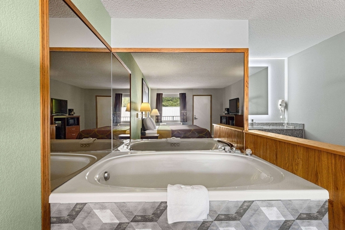 Imagen de la habitación del Hotel Super 8 by Wyndham Branson / Shepherd of the Hills Exwy. Foto 9