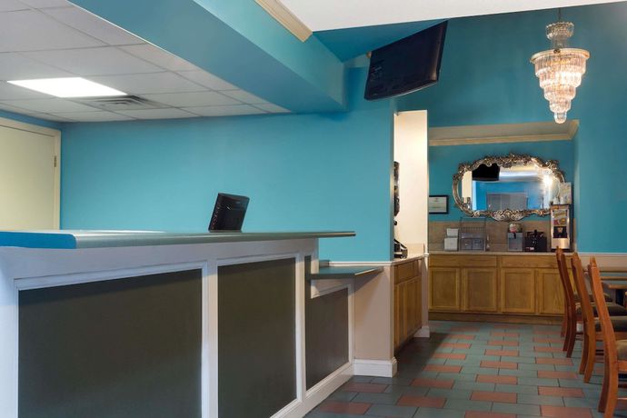 Imagen de los interiores del Hotel Super 8 by Wyndham Brunswick South/I-95. Foto 14