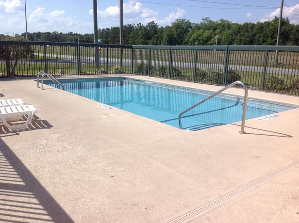 Imagen de la piscina del Hotel Super 8 by Wyndham Brunswick South/I-95. Foto 17