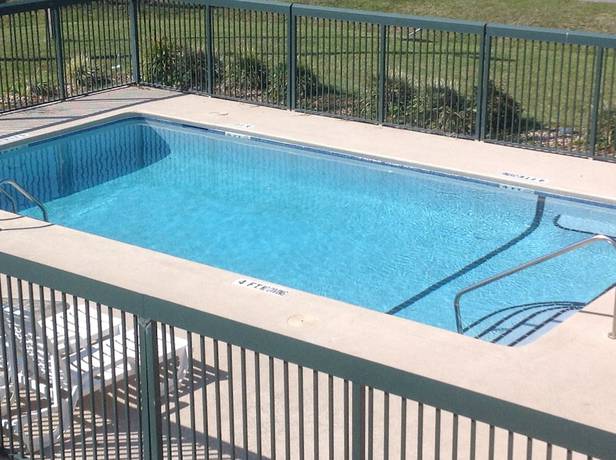 Imagen de la piscina del Hotel Super 8 by Wyndham Brunswick South/I-95. Foto 18