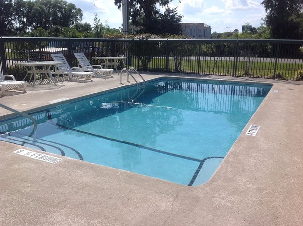 Imagen de los interiores del Hotel Super 8 by Wyndham Brunswick South/I-95. Foto 15