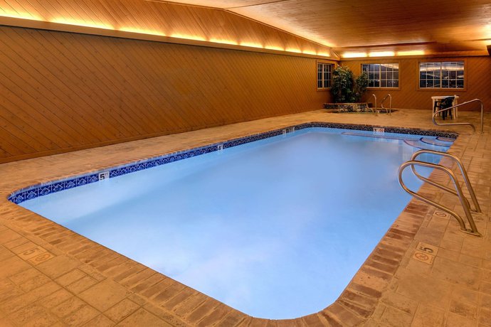Imagen de la piscina del Hotel Super 8 by Wyndham Carroll/East. Foto 16