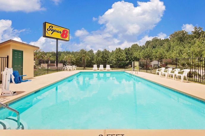 Imagen de la piscina del Hotel Super 8 by Wyndham Cartersville. Foto 14