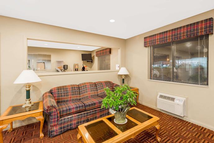 Imagen de los interiores del Hotel Super 8 by Wyndham Chanute. Foto 14