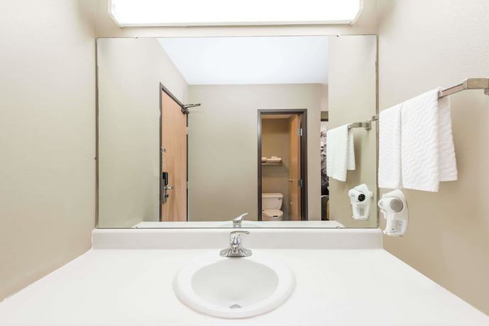 Imagen de la habitación del Hotel Super 8 by Wyndham Chanute. Foto 11