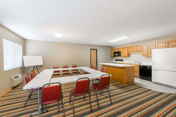 Imagen de los interiores del Hotel Super 8 by Wyndham Chanute. Foto 15