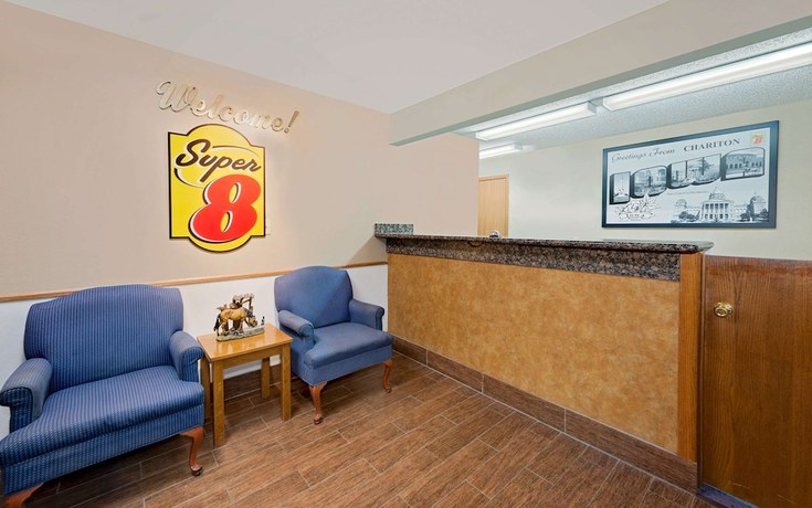 Imagen de los interiores del Hotel Super 8 by Wyndham Chariton. Foto 20