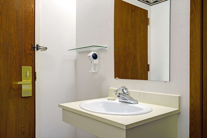 Imagen de la habitación del Hotel Super 8 by Wyndham Chaska. Foto 8