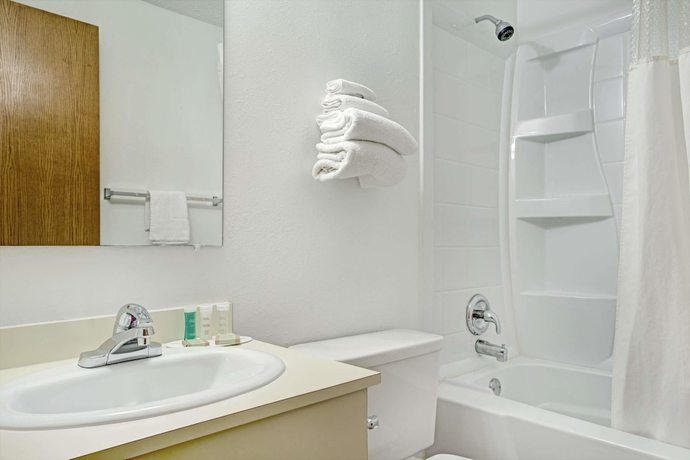 Imagen de la habitación del Hotel Super 8 by Wyndham Chaska. Foto 9