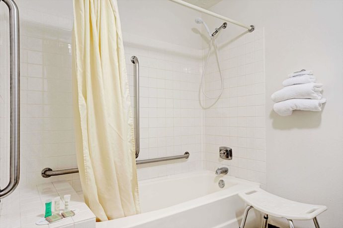 Imagen de la habitación del Hotel Super 8 by Wyndham Chaska. Foto 10
