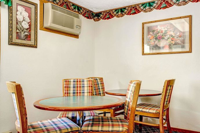 Imagen de los interiores del Hotel Super 8 by Wyndham Chaska. Foto 15