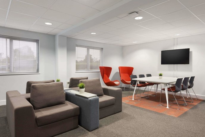 Imagen de los interiores del Hotel Super 8 by Wyndham Chester East. Foto 18