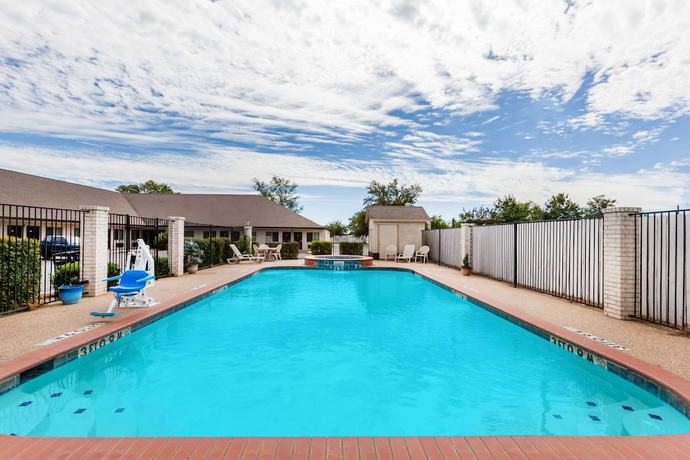 Imagen de la piscina del Hotel Super 8 by Wyndham Cleburne. Foto 19
