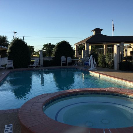 Imagen de la piscina del Hotel Super 8 by Wyndham Cleburne. Foto 20