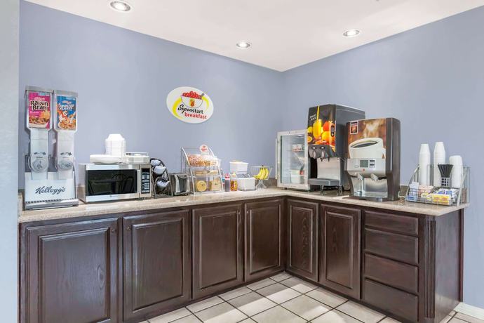 Imagen del bar/restaurante del Hotel Super 8 by Wyndham Cleburne. Foto 2